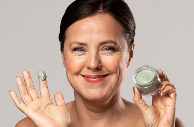 Mulher de meia idade utilizando produto de acordo com as dicas de cuidados com a pele por faixa etária